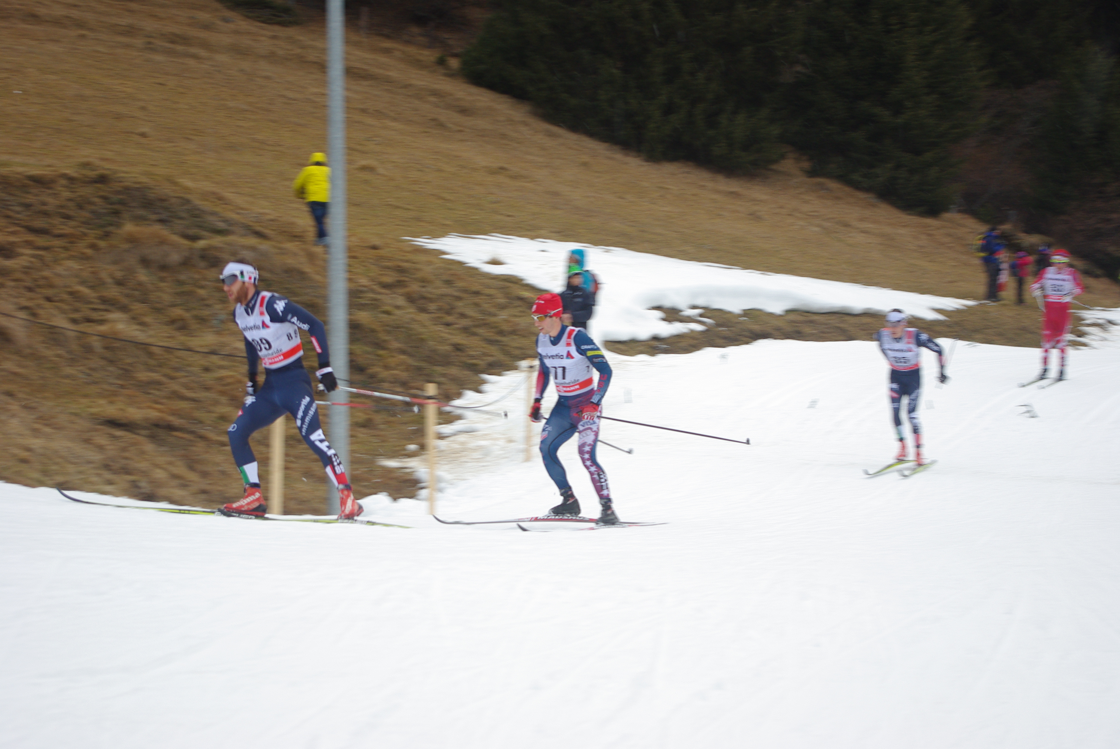 Noah Hoffman (USA, center) taking a corner.