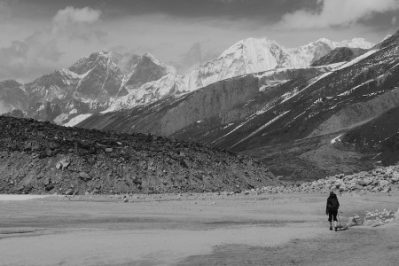 Kristin Størmer-Steira heads in direction of Amphu Labtsa Pass in April. (Photo: Devon Kershaw)