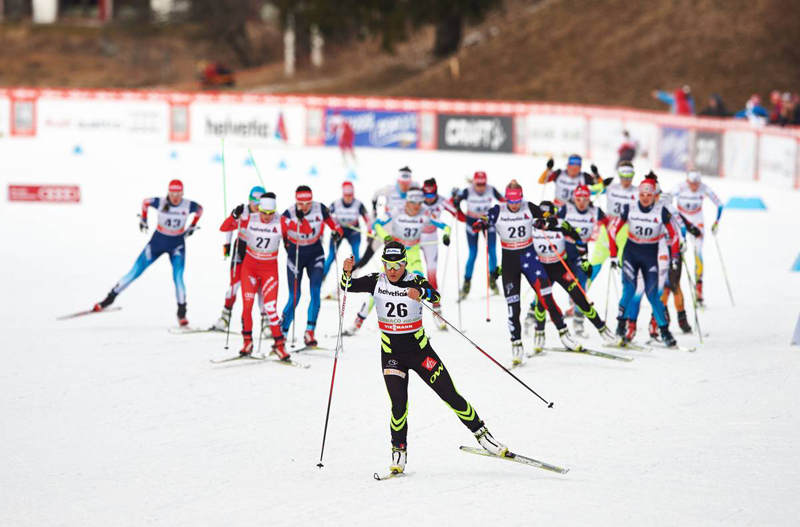 Celia Aymonier (FRA), leads ahead of the wave start, like Kikkan Randall. (photograph: Fischer/Nordic Target)