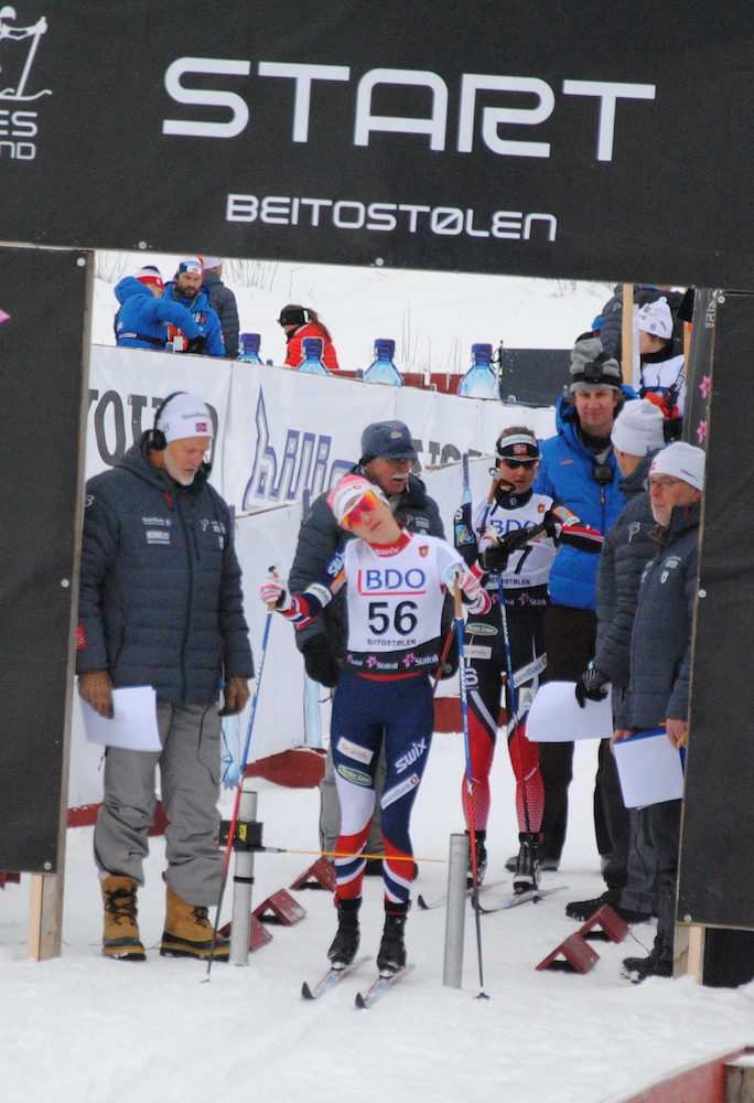 Heidi Weng at the start with Norwegian teammate Ingvild Flugstad Østberg behind her in the FIS season-opening race in Beitostølen, Norway. (Photo: Aleks Tangen)